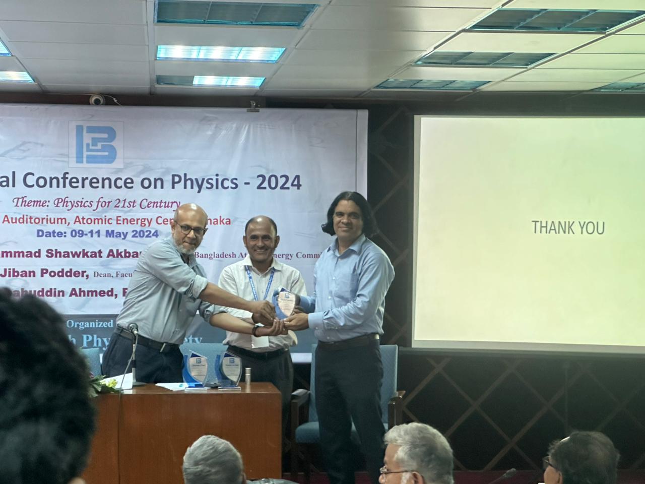 Professor Kabir receiving award at International Conference on Physics 2024
